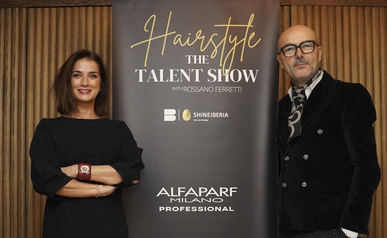 La CEO de Shine Iberia, Macarena Rey, y el peluquero Rossano Ferretti posan en la presentación de 'HairStyle'. 