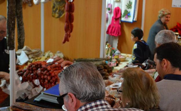 Gran variedad de embutidos en la Feria de la Chacina de Benaoján