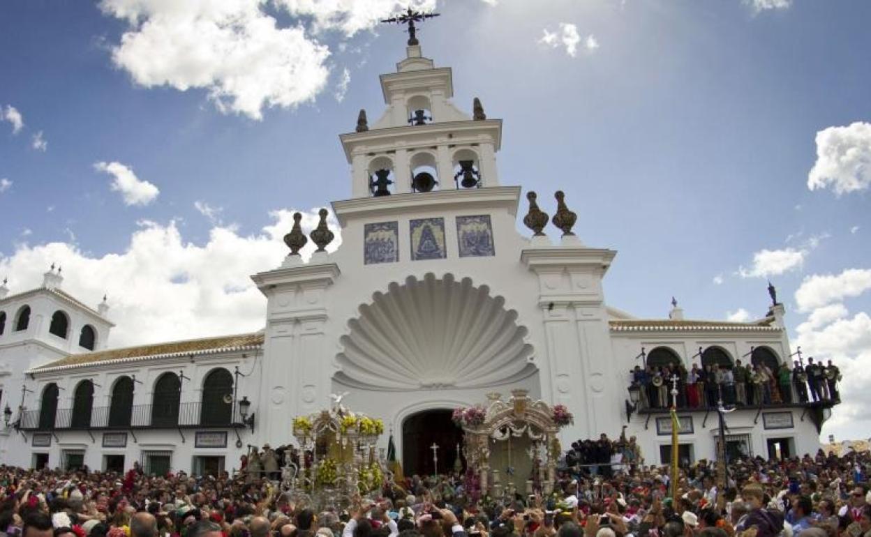Imagen de archivo de presentación de filiales en el Santuario de Nuestra Señora del Rocío. 