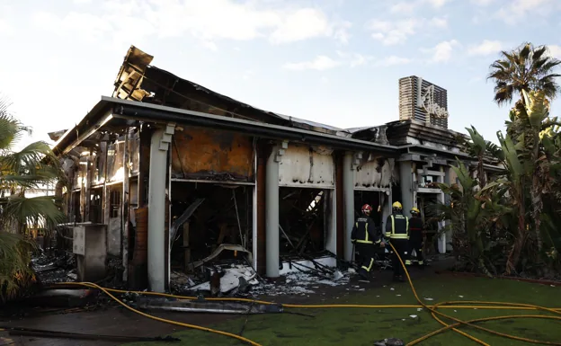 Torremolinos: El chiringuito Kokun queda calcinado tras un incendio de madrugada