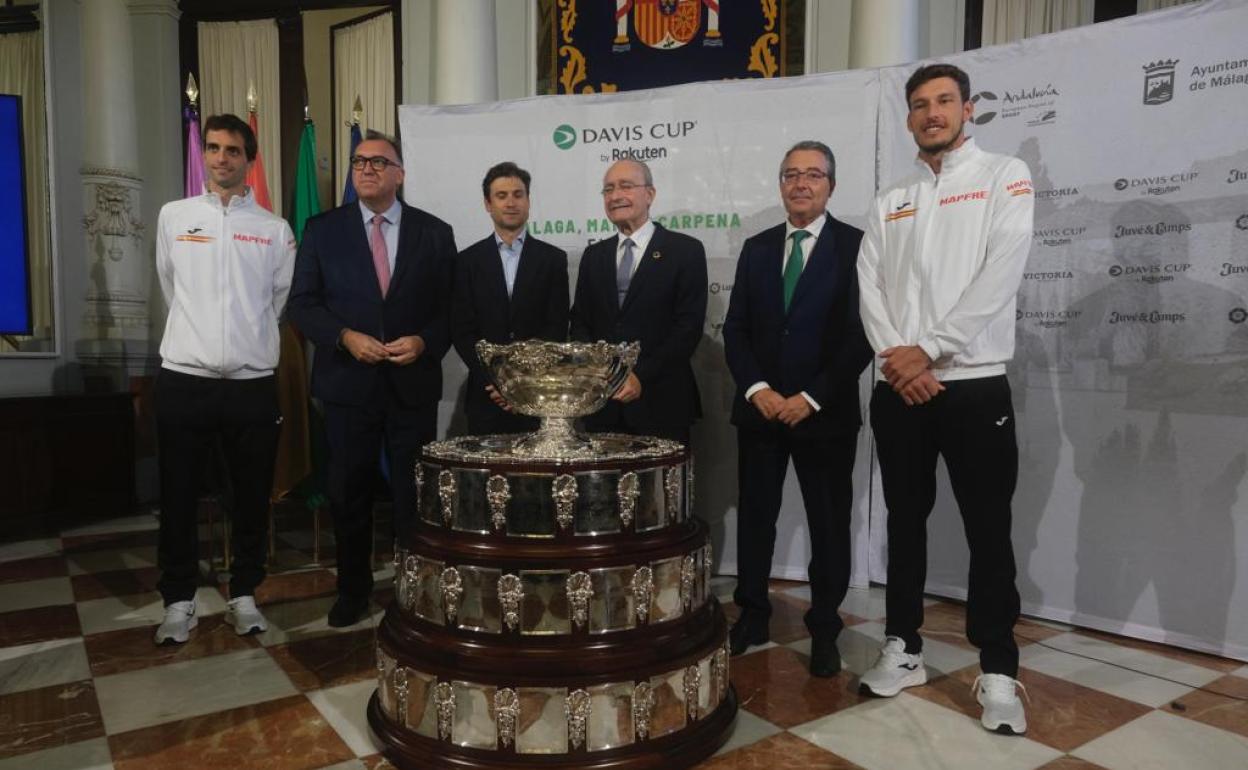 Albert Ramos, Arturo Bernal, David Ferrer, Francisco de la Torre, Francisco Salado y Pablo Carreño, con a Ensaladera en el Salón de los Espejos del Ayuntamiento este viernes. 