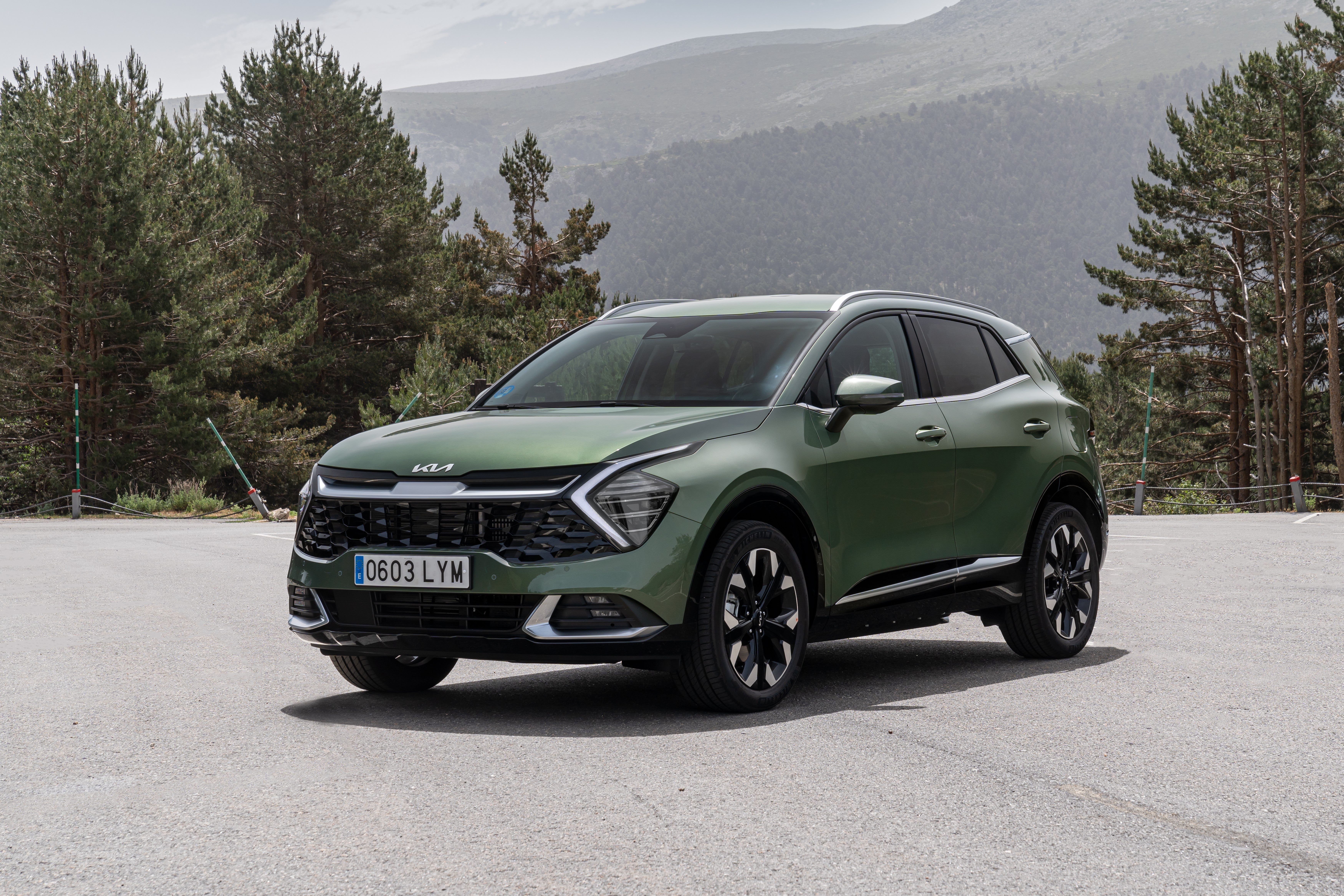 Kia Sportage. El modelo combina un diseño exterior elegante y musculoso con un interior vanguardista, dotado de una pantalla curva integrada que alberga las últimas tecnologías de conectividad. Cuenta con variantes diésel, gasolina e híbridas, Mild Hybrid e híbrida enchufable, con el que logra el distintivo medioambiental 'Cero' de la DGT.