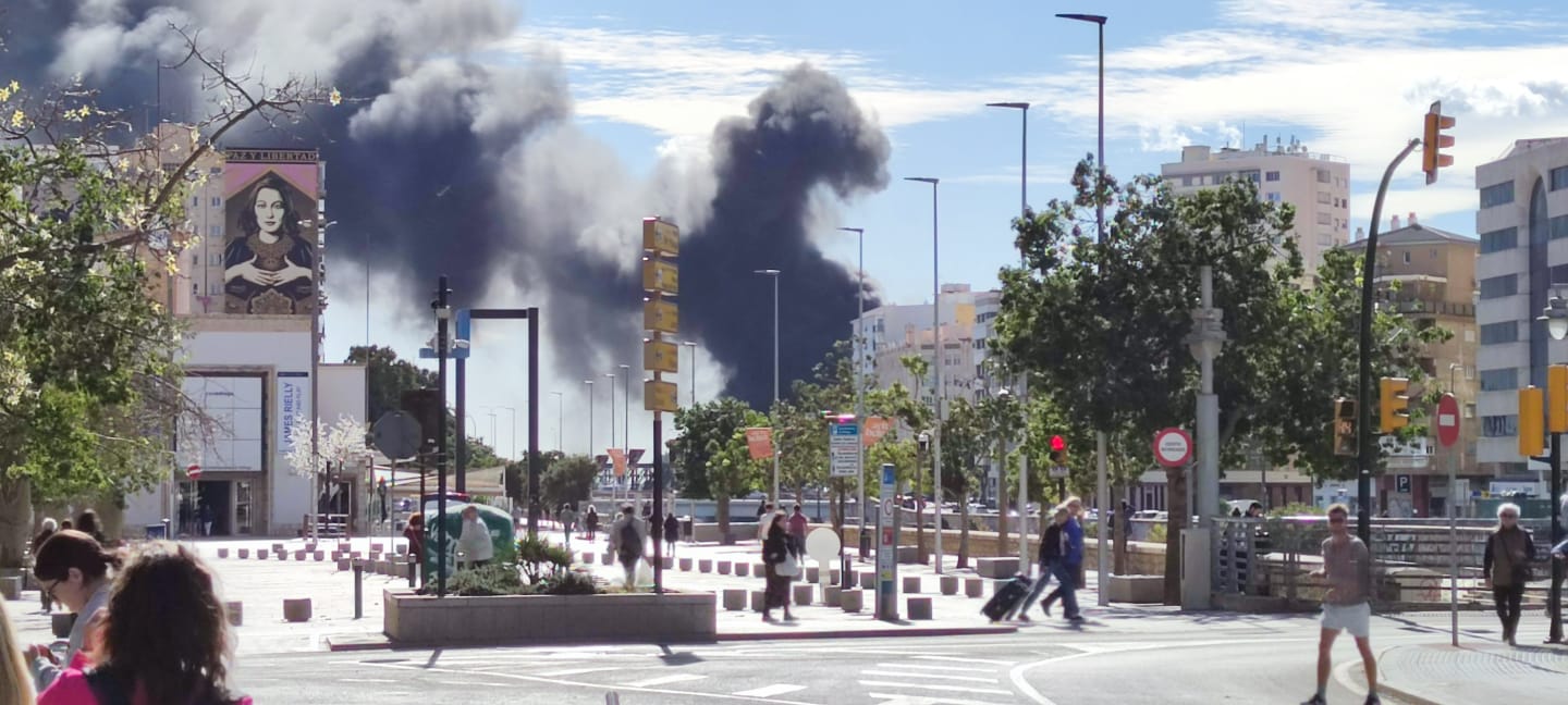 Las llamas, que afectan a lanchas decomisadas por la Guardia Civil, han generado una gran columna de humo visible desde diversos puntos