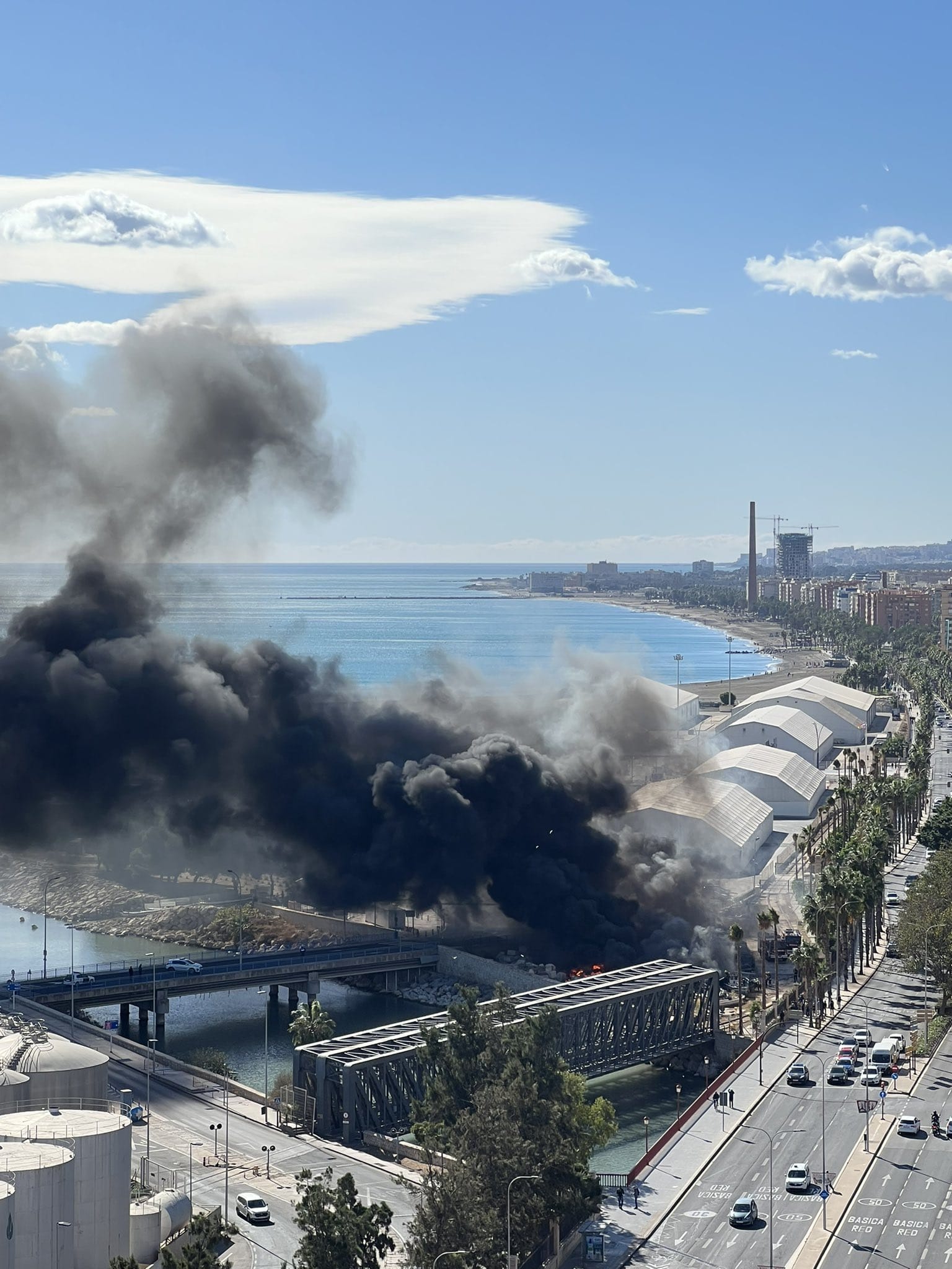 Las llamas, que afectan a lanchas decomisadas por la Guardia Civil, han generado una gran columna de humo visible desde diversos puntos