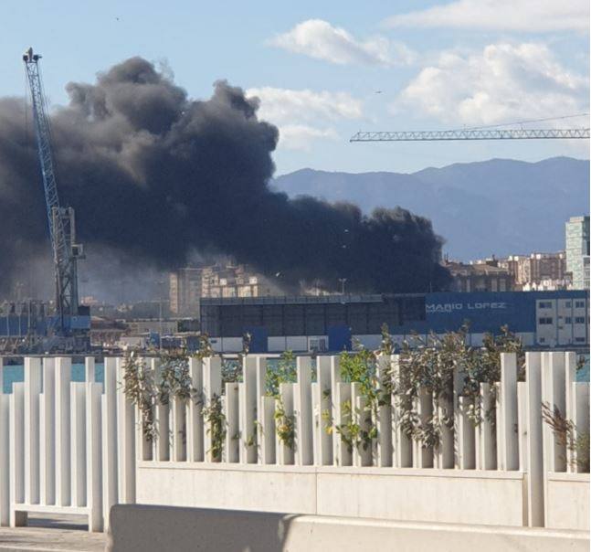 Las llamas, que afectan a lanchas decomisadas por la Guardia Civil, han generado una gran columna de humo visible desde diversos puntos