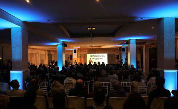 Imagen principal - Tres imágenes de la presentación del proyecto del futuro campo de fútbol de El Morche. 