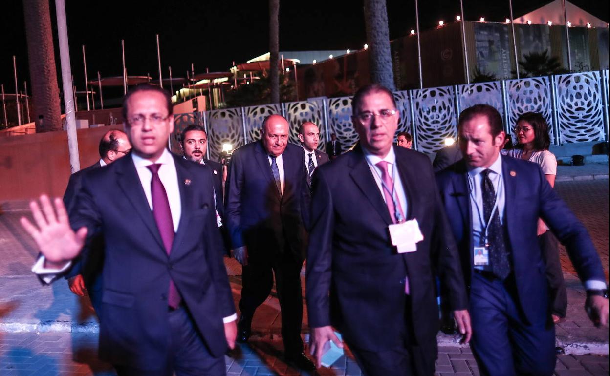 El presidente de la cumbre del clima de Egipto, en el centro en un segundo plano, durante la noche del sábado. 