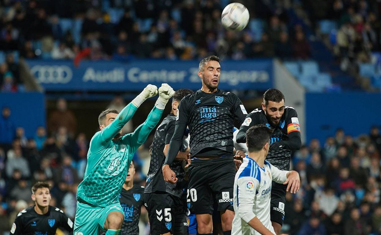 Rubén Yáñez, en una contundente salida de puños en el partido en Zaragoza 