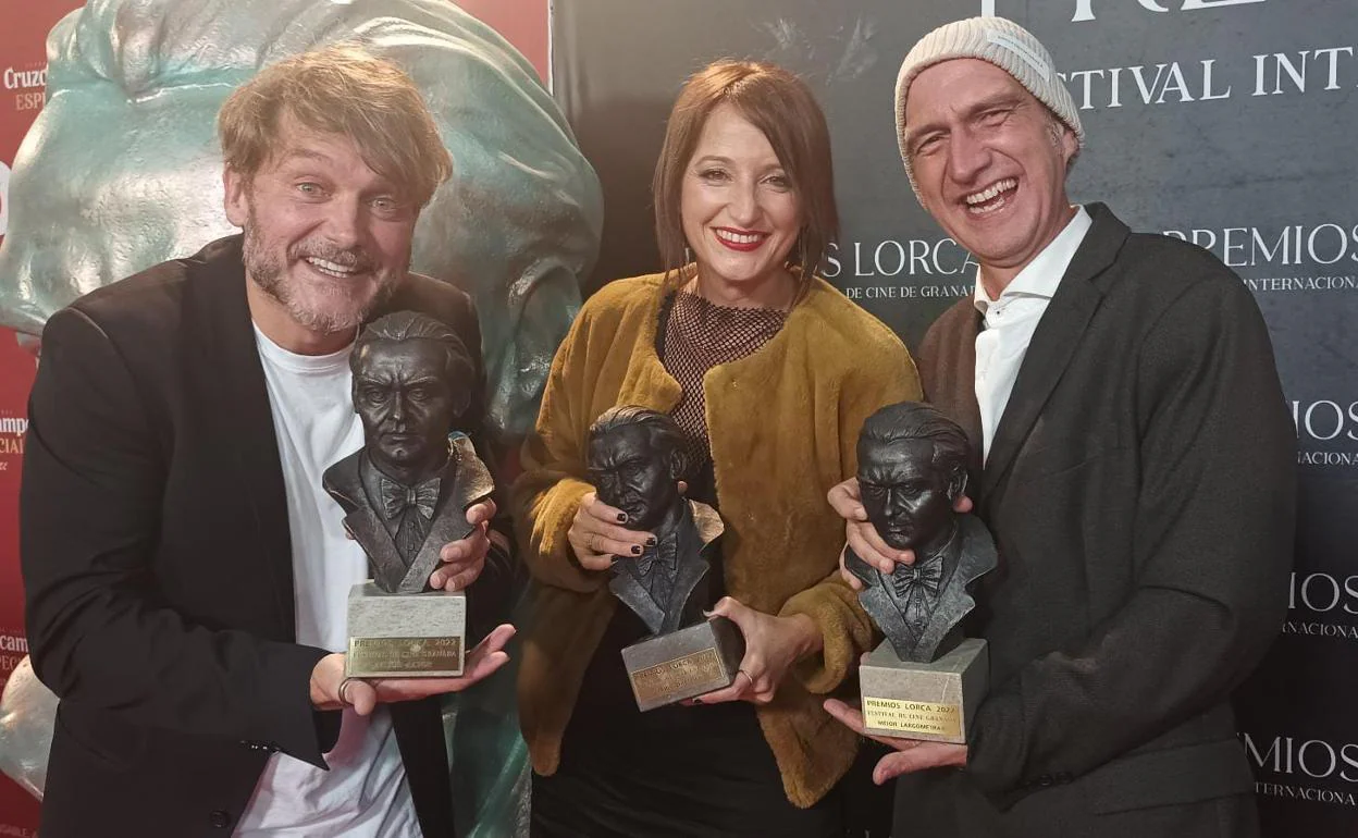  Salva Reina, Macarena Molinero e Ignacio Nacho, con los premios Lorca por 'Isósceles'. 