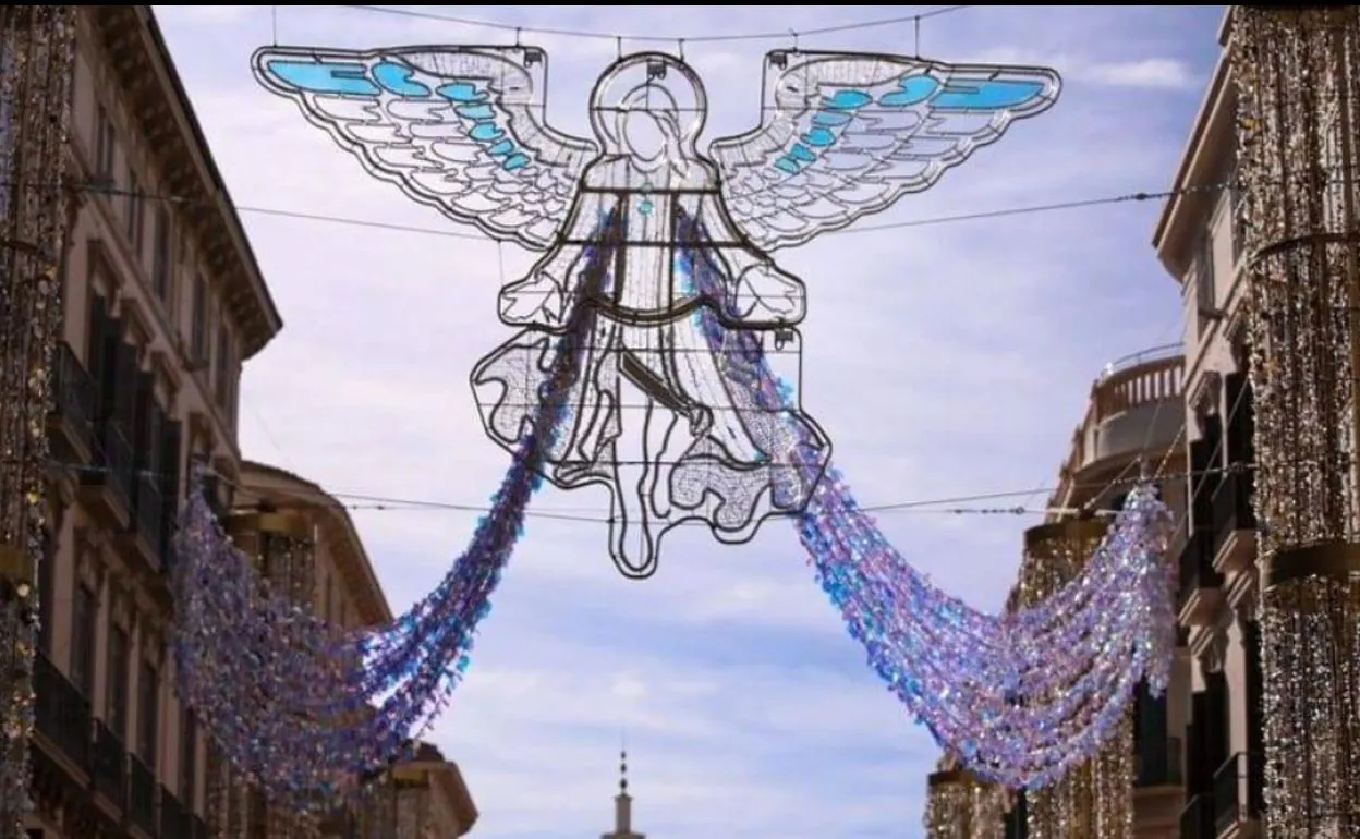 Luces de Navidad en Málaga: Empiezan a instalar los ángeles de la decoración navideña de la calle Larios