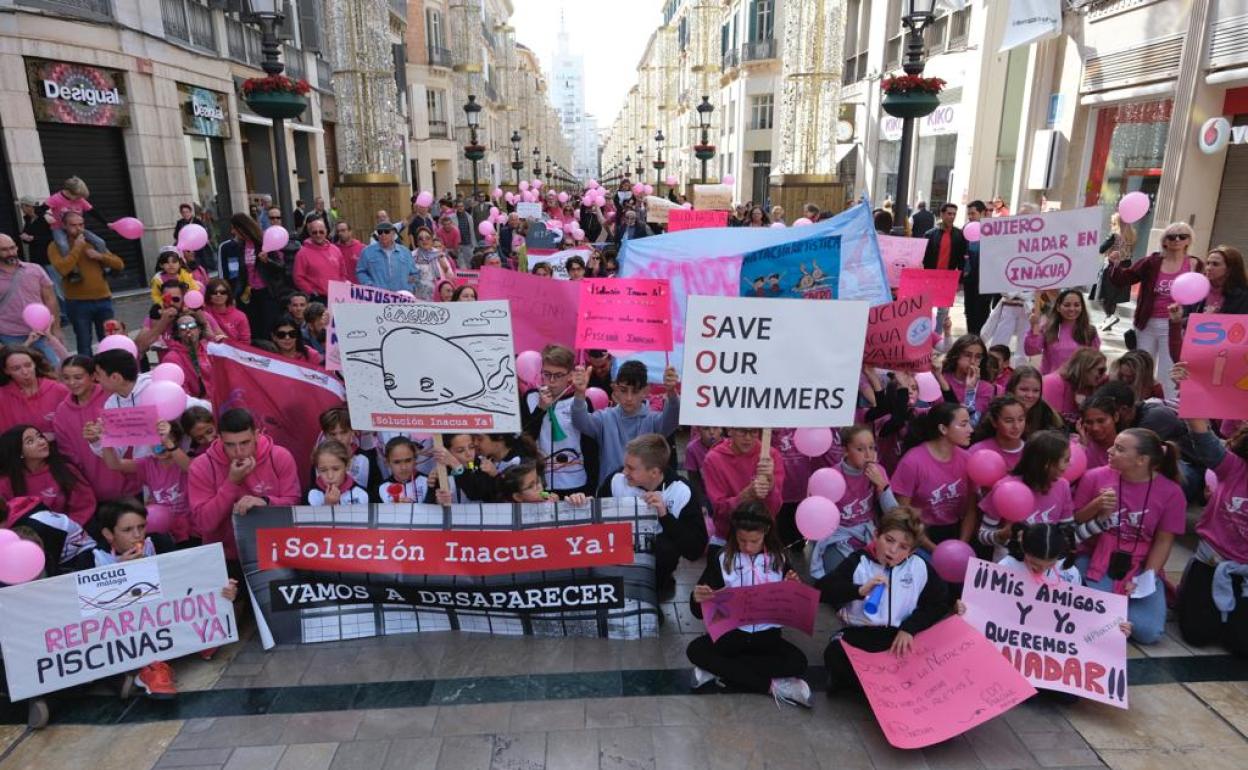 La manifestación del Club Natación Inacua en calle Larios. 