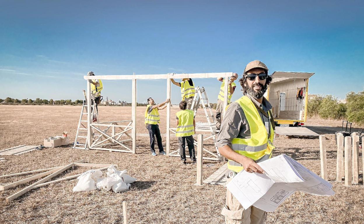 Nahia Fito trabajando en uno de los decorados durante el rodaje de la quinta temporada de 'The Crown'. 