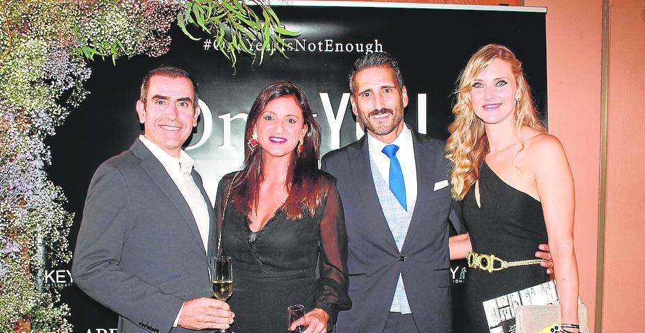 Imagen principal - Primera foto, José Luis García, Ainoa Cobos, Pedro J. Echevarría y Sabina Csenge. Segunda foto: Carmen Arjona, Jacobo Florido, Nacho Ruiz y Antonio Díaz. Tercera foto: Mar González y Elvira Carrera. 