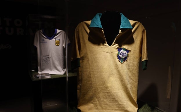 Camiseta de Garrincha (1965), en la exposición de Ámbito Cultural El Corte Inglés. 