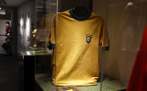 Camiseta de Pelé (1970), en la exposición de Ámbito Cultural El Corte Inglés. 