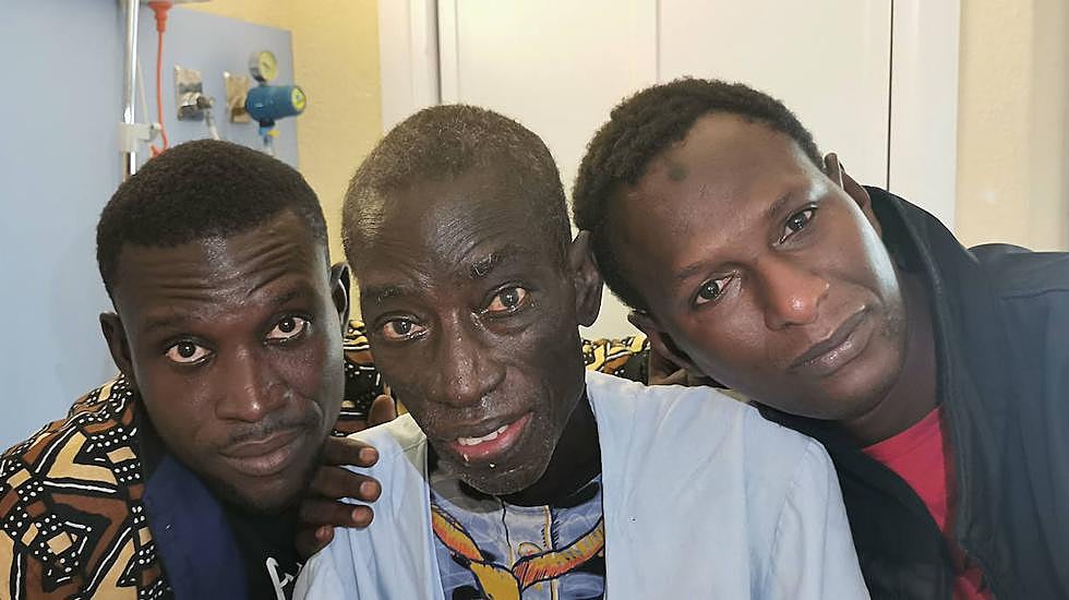 Ablaye, rodeado de su hijo Cheikh y de su sobrino Mamadou (derecha)