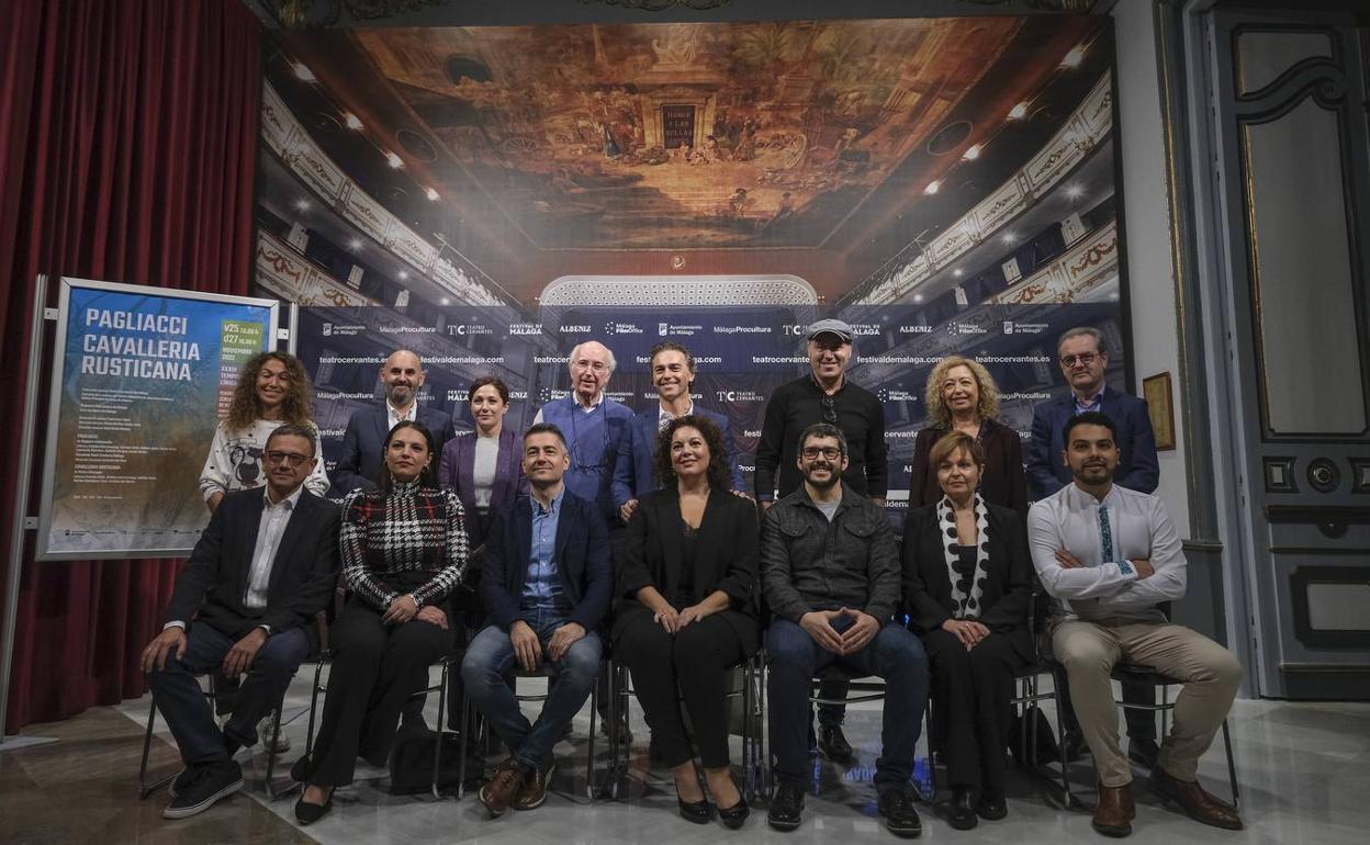 Foto de familia del equipo de las óperas y patrocinadores de la temporada lírica. 