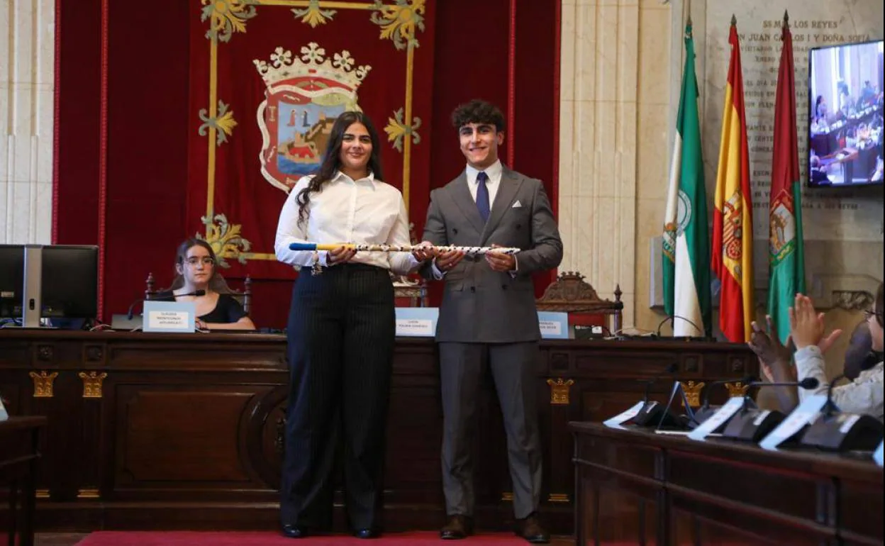 El alcalde infantil saliente de Málaga, José Manuel Panigua, entrega el bastón de mando a la regidora entrante, Lucía Palma. 