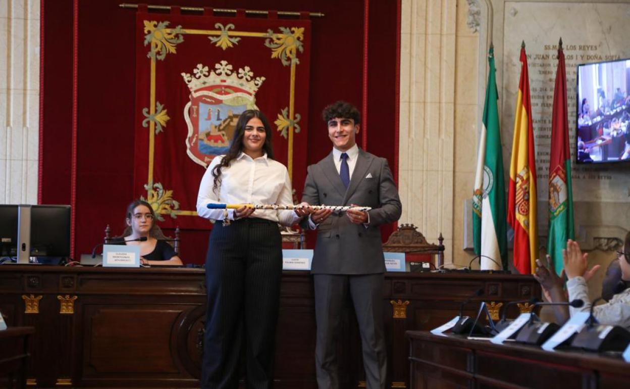 En la imagen, la nueva alcaldesa infantil, Lucía Palma, del colegio diocesano Santa Rosa de Lima, y el regidor saliente, Juan Manuel Paniagua, de los Maristas, durante el traspaso de poderes.