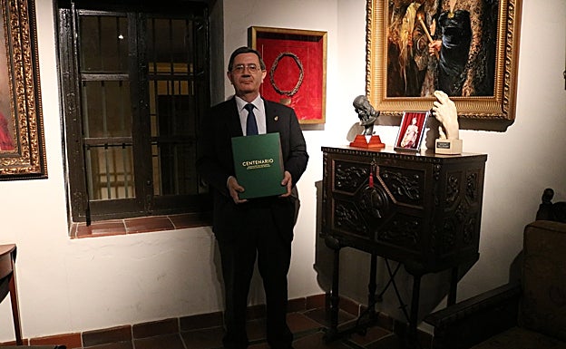 El coordinador del libro 'Centenario', en las dependencias de la Agrupación. 