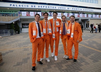 Imagen secundaria 1 - En la imagen superior, el responsable de Kosmos, Gerar Piqué, en el palco; sobre estas líneas, un grupo de aficionados neerlandeses con unos estridentes trajes de chaqueta naranja, a la derecha un 'photocall' con la Ensaladera en la 'fanzone' en el que se colocaron dos aficionadas