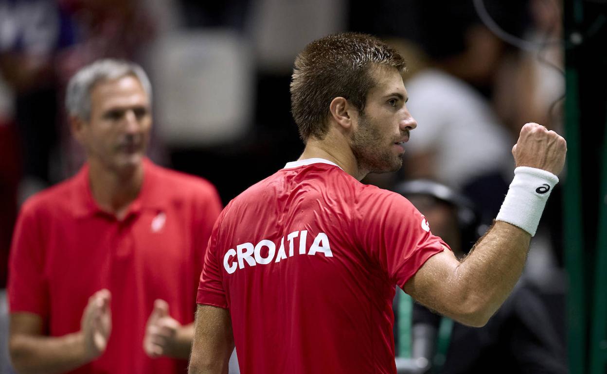 Borna Coric levanta el puño para celebrar una victoria en la fase de grupos de la Copa Davis. 