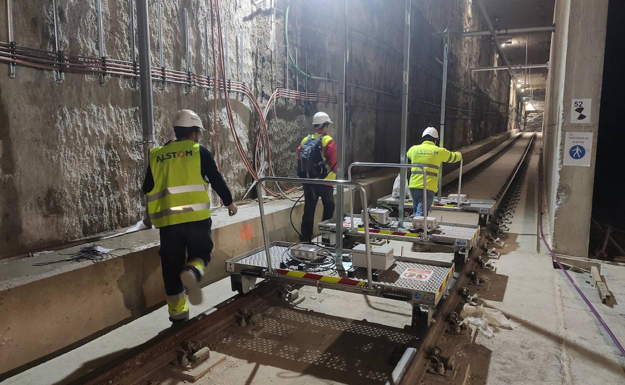 Un grupo de técnicos trabajan en el interior de los túneles del metro en el Centro de Málaga. 