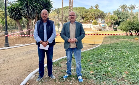 Antonio Ariza y Jesús Carlos Pérez Atencia, en la zona verde donde se está actuando. 