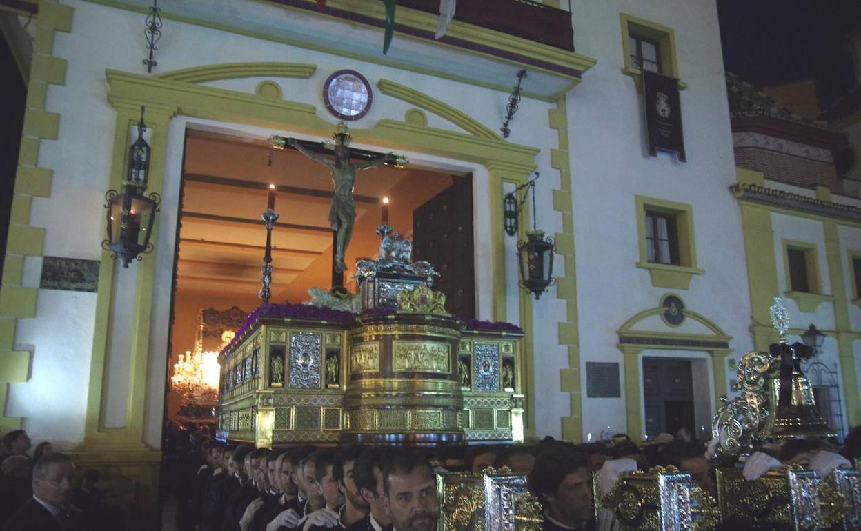 Salida del Santísimo Cristo de la Expiración de su casa hermandad. 