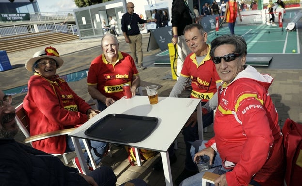 Aficionados españoles, en una mesa de uno de los bares de la Fanzone. 