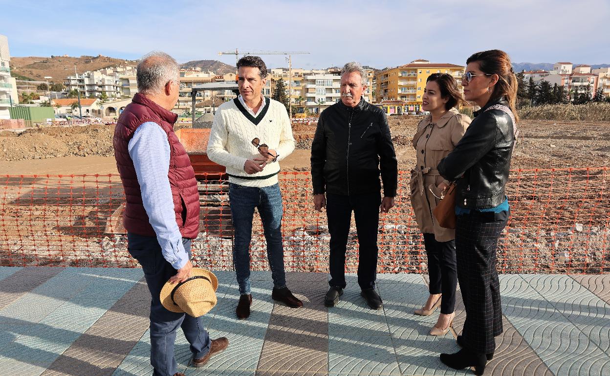 El alcalde torroxeño y la teniente de Alcalde de El Morche, este miércoles en la zona donde se está actuando. 