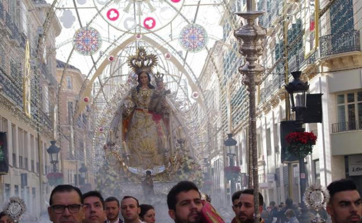 El cortejo de la Virgen de los Remedios, en la calle Larios. 