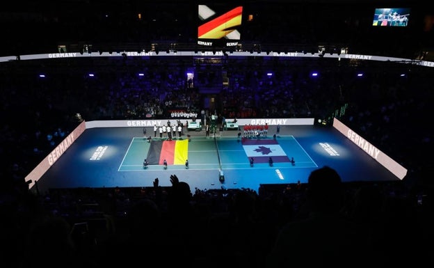 La ceremonia de presentación de los equipos alemán y canadiense. 