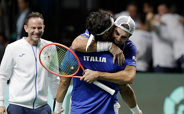 Fabio Fognini y Simone Bolelli se abrazan tras dar a Italia el punto definitivo de la serie en el partido de dobles ante Estados Unidos, con el capitán Filippo Volandri, al fondo. 