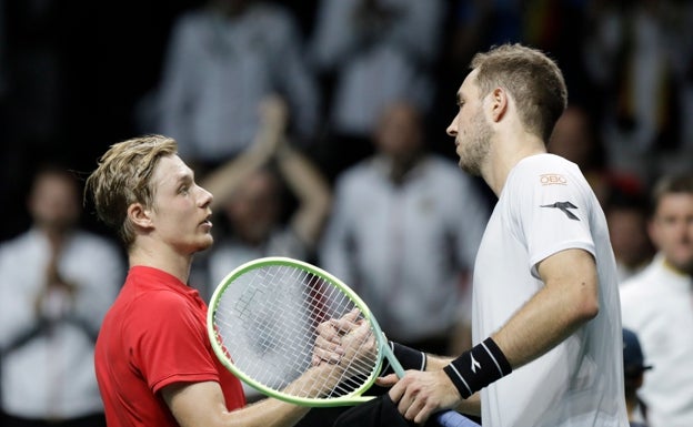 La felicitación final de Shapovalov a Struff tras la victoria de este en el primer duelo de la serie. 