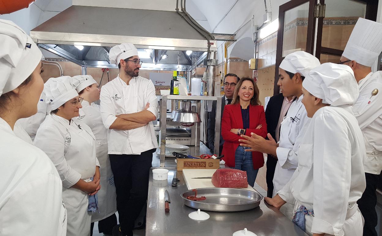 La delegada de la Junta, Patricia Navarro, y el delegado de Desarrollo Educativo, Miguel Briones, en Valle-Niza. 