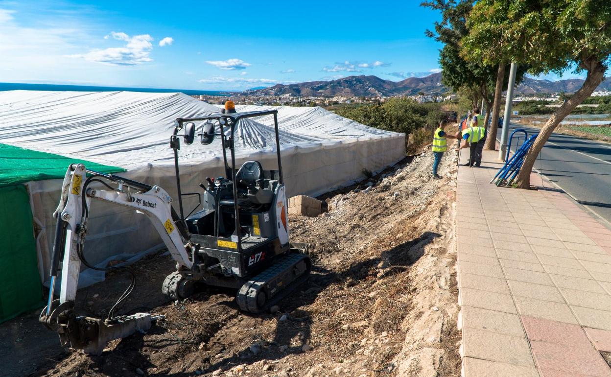 Imagen de los trabajos en el nuevo tramo del carril bici de Nerja a Maro. 