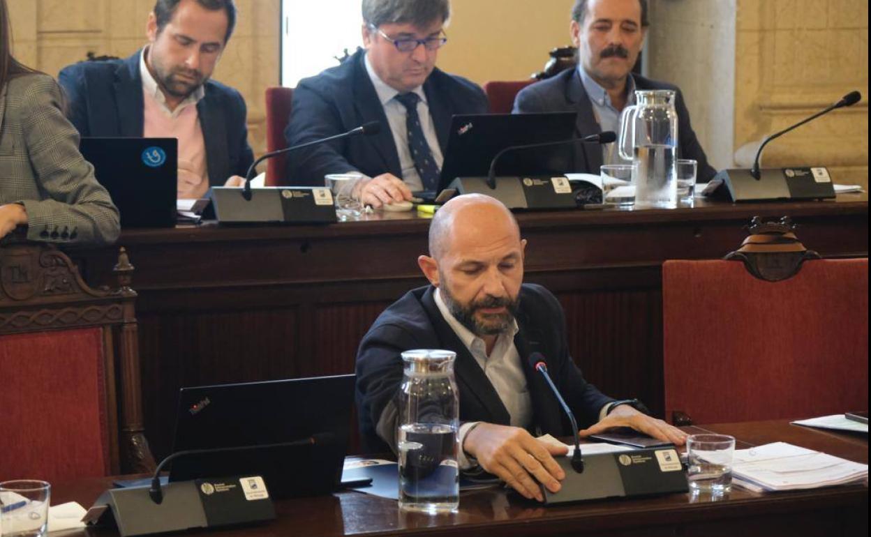 Ciudadanos se suma a la oposición en el pleno y deja solo al PP en su apoyo a la torre del puerto de Málaga