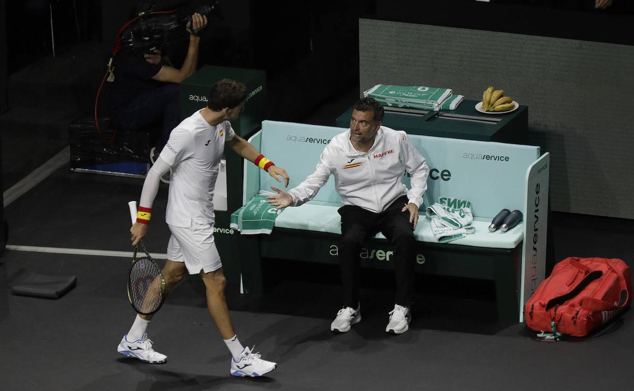 El capitán español, Sergi Bruguera, anima a Pablo Carreño en su duelo el miércoles ante Cilic. 