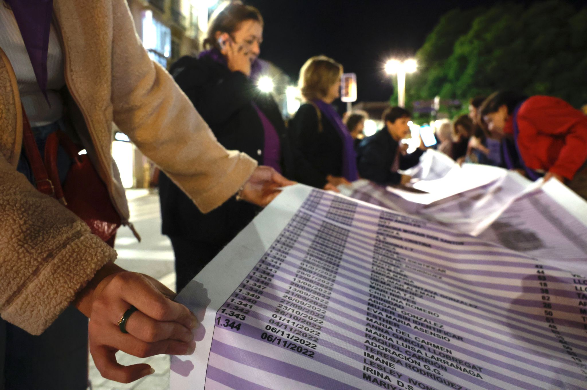La manifestación para exigir la erradicación de esta lacra, que en lo que va de año ya se ha cobrado la vida de 38 mujeres en España, tres de ellas en la provincia de Málaga, ha arrancado desde una abarrotada plaza de la Merced en protesta contra una realidad que cobra múltiples formas y que sigue asesinado.