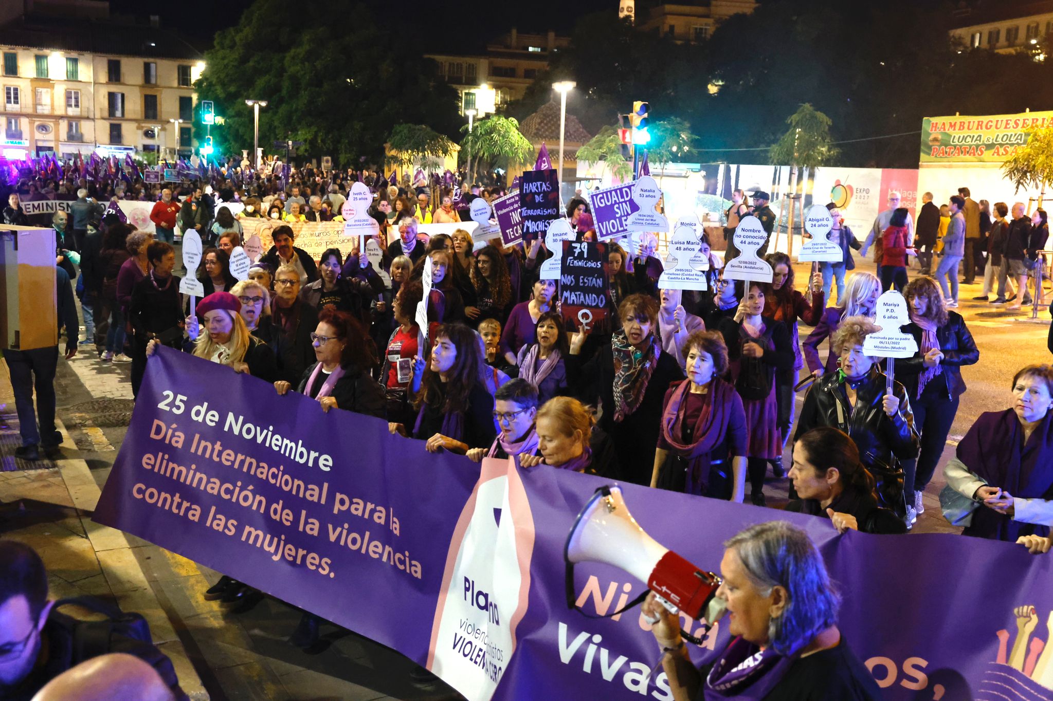 La manifestación para exigir la erradicación de esta lacra, que en lo que va de año ya se ha cobrado la vida de 38 mujeres en España, tres de ellas en la provincia de Málaga, ha arrancado desde una abarrotada plaza de la Merced en protesta contra una realidad que cobra múltiples formas y que sigue asesinado.