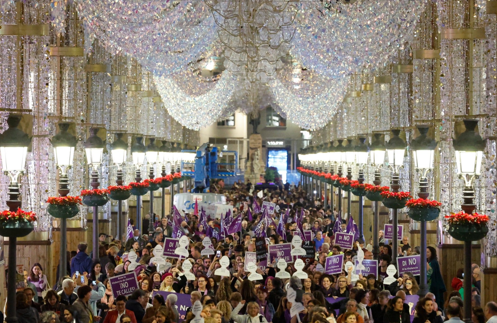 La manifestación para exigir la erradicación de esta lacra, que en lo que va de año ya se ha cobrado la vida de 38 mujeres en España, tres de ellas en la provincia de Málaga, ha arrancado desde una abarrotada plaza de la Merced en protesta contra una realidad que cobra múltiples formas y que sigue asesinado.