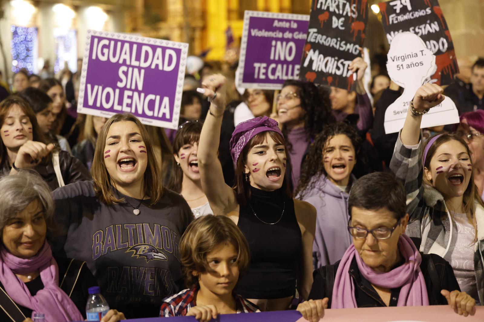 La manifestación para exigir la erradicación de esta lacra, que en lo que va de año ya se ha cobrado la vida de 38 mujeres en España, tres de ellas en la provincia de Málaga, ha arrancado desde una abarrotada plaza de la Merced en protesta contra una realidad que cobra múltiples formas y que sigue asesinado.