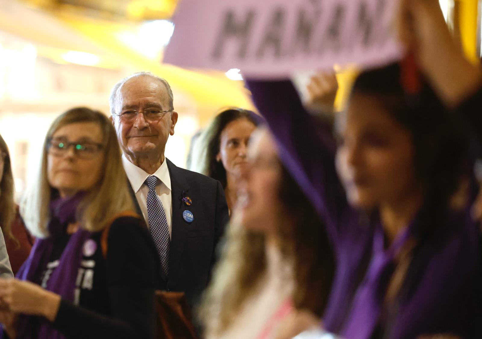 La manifestación para exigir la erradicación de esta lacra, que en lo que va de año ya se ha cobrado la vida de 38 mujeres en España, tres de ellas en la provincia de Málaga, ha arrancado desde una abarrotada plaza de la Merced en protesta contra una realidad que cobra múltiples formas y que sigue asesinado.