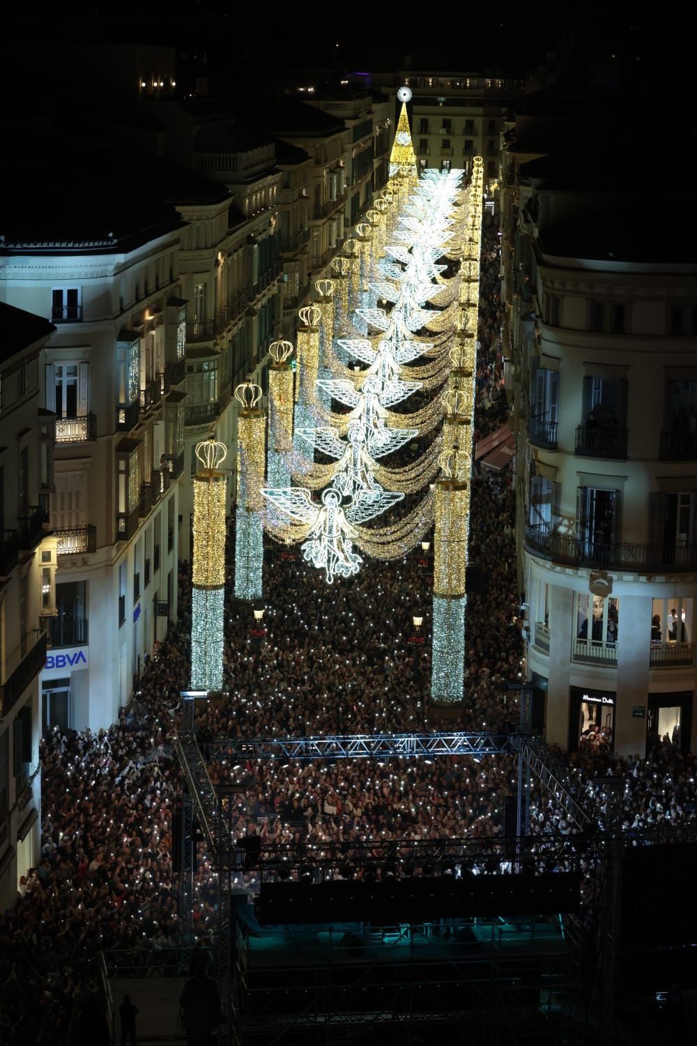 La calle Larios estrena un nuevo alumbrado, inaugurado por la malagueña Vanesa Martín