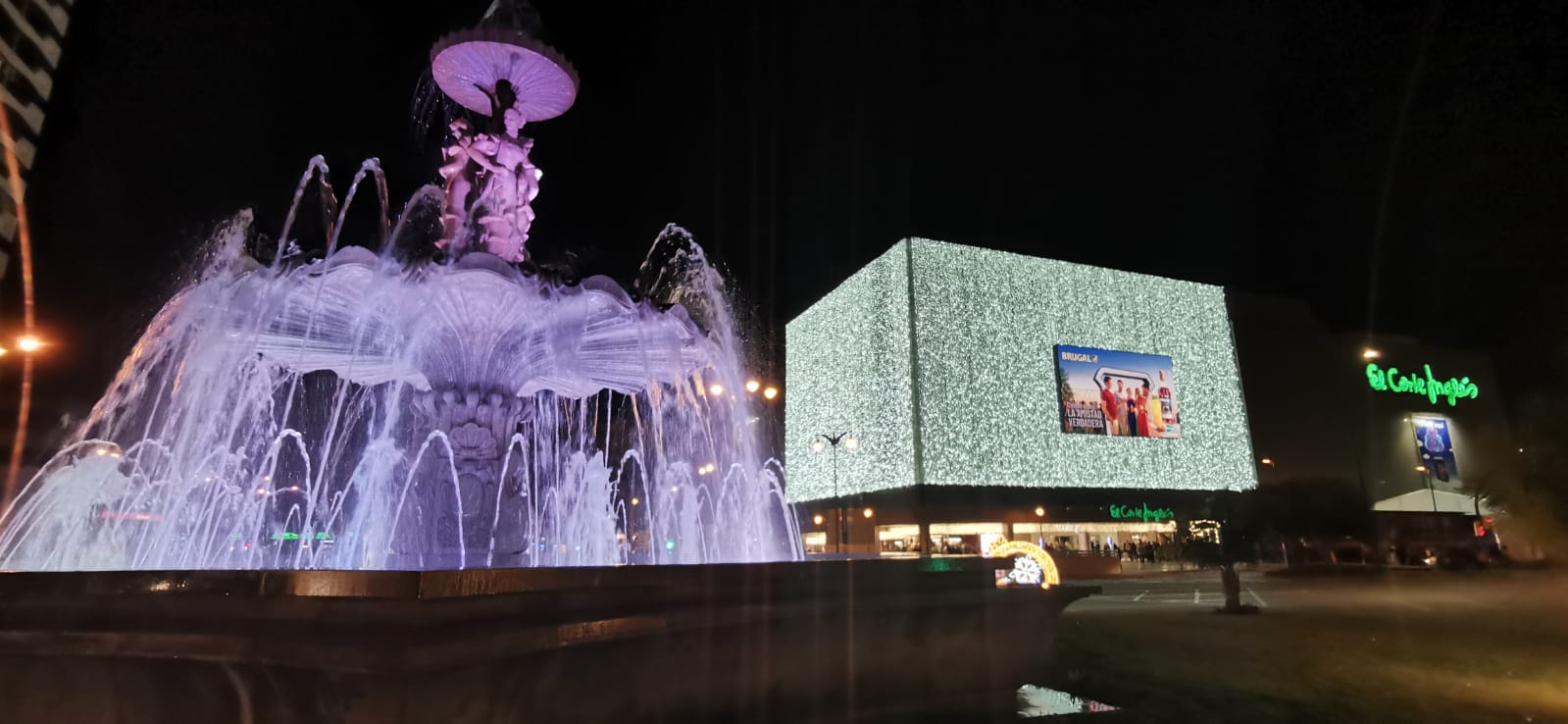 La calle Larios estrena un nuevo alumbrado, inaugurado por la malagueña Vanesa Martín