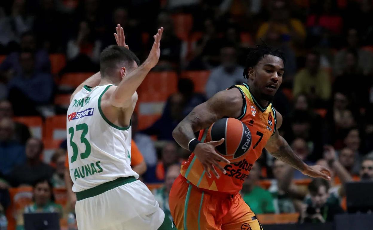 Jones, defendido por Dimsa durante el Valencia-Zalgiris jugado ayer viernes. 