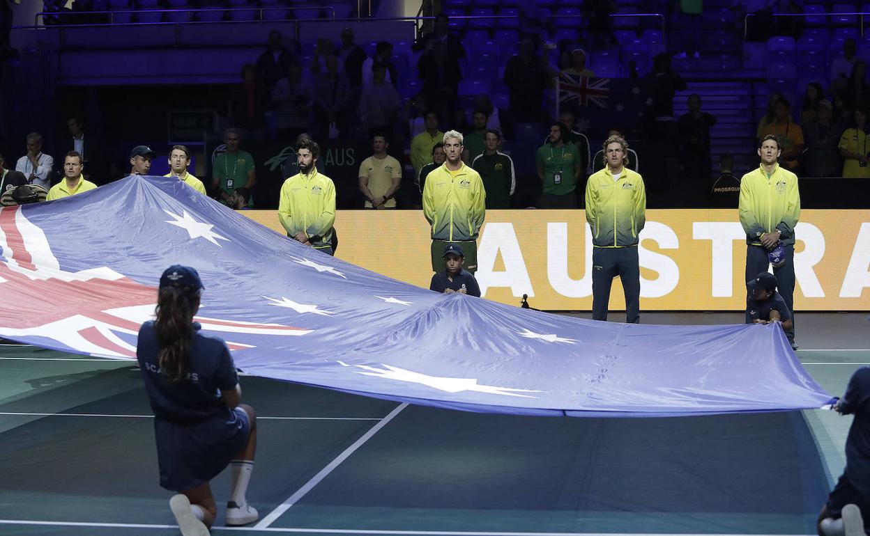 El equipo australiano, finalista, durante la ceremonia de presentación al entonarse el himno. 