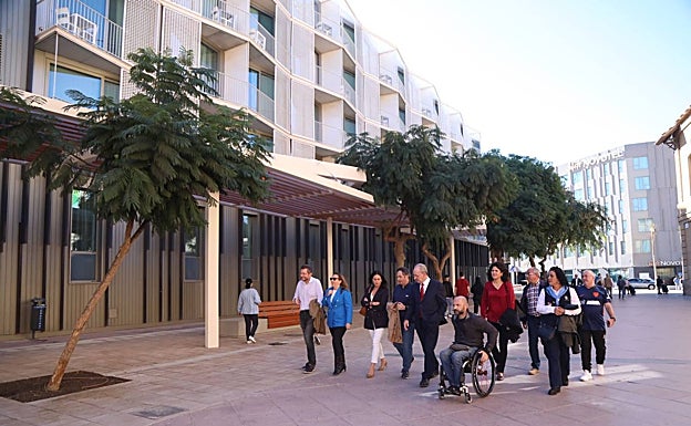 De la Torre, López y Cantos, junto a otros responsables municipales, en la visita al resultado de la obra. 