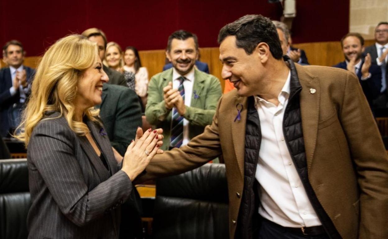 Juanma Moreno y Carolina España, tras el debate.